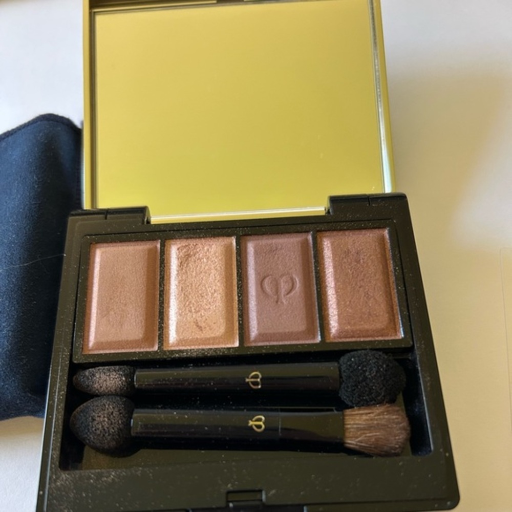 Clé de Peau Beauté Eye Color Quad Eyeshadow Palette w/ Case & Brushes